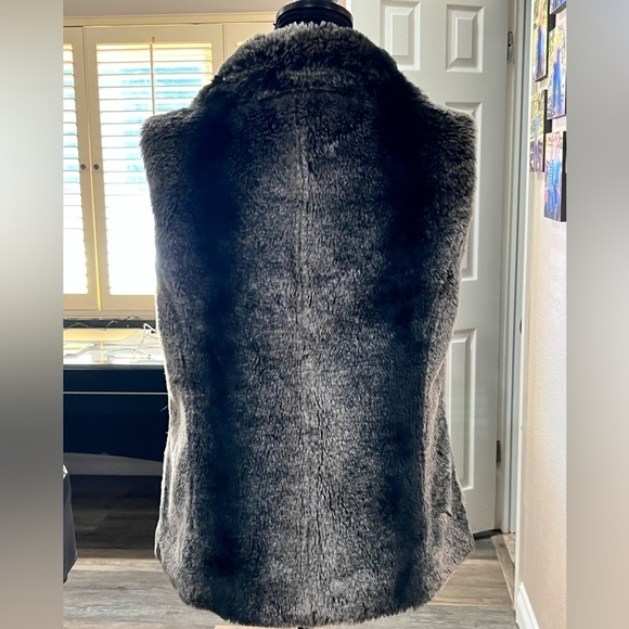 Kristen Blake faux fur plush vest brown gray Size Medium! Beautiful mix of color - Picture 4 of 12